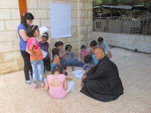 Padre Mário da Silva e crianças na Faixa de Gaza