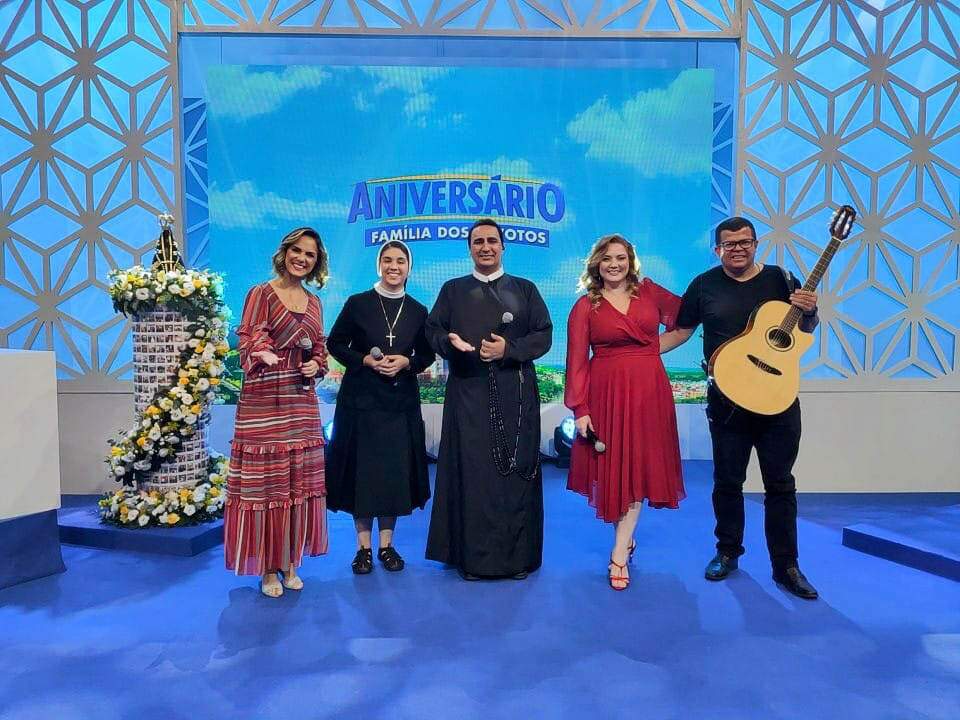 Apresentadores da TV: Jéssica Fernandes, Ir. Grazielle Rigotti, Pe. José Luís Queimado e Mariangela Zan, com o músico Dinarte. 