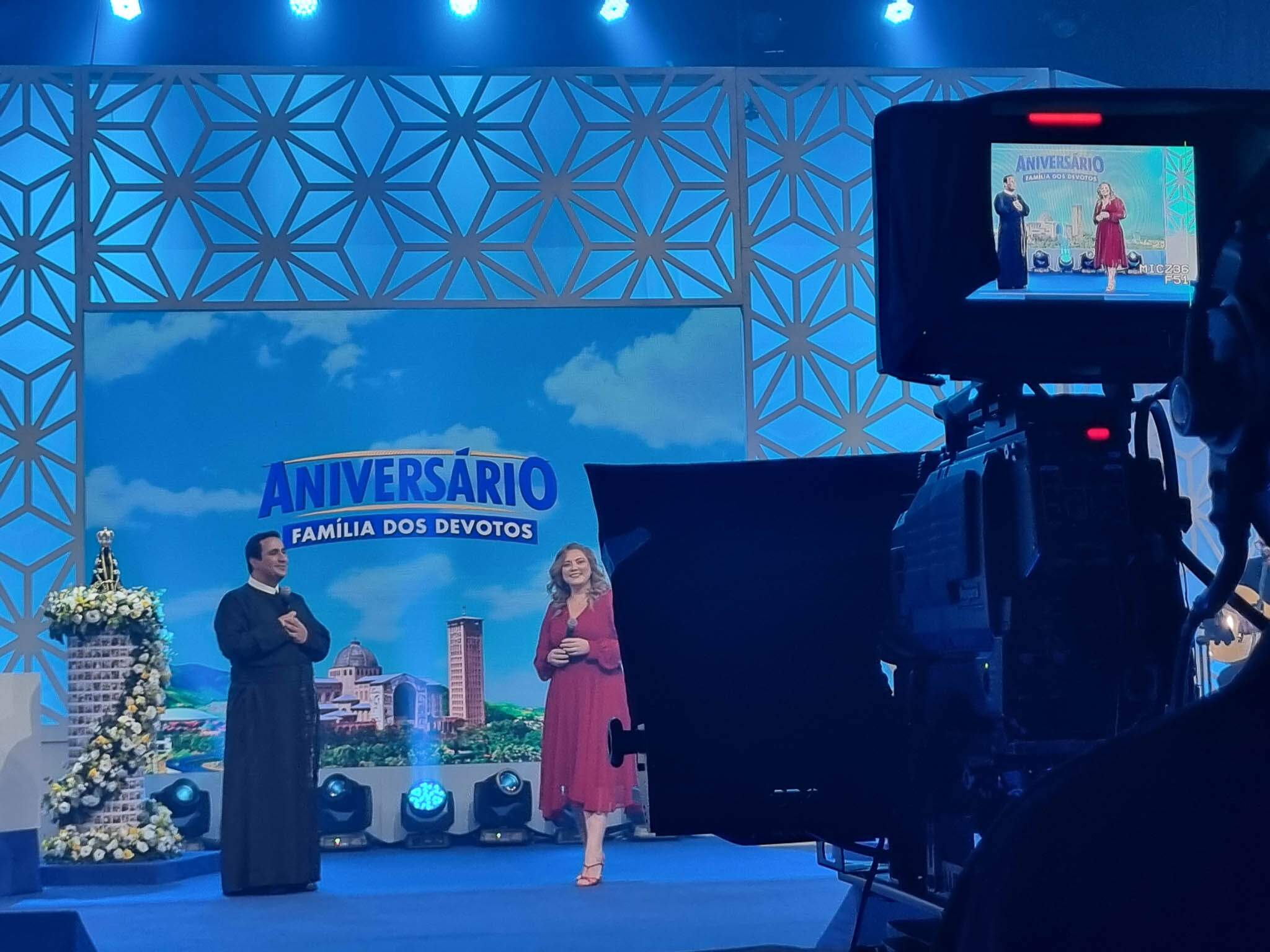 TV Aparecida transmite ao vivo a Central Família dos Devotos com Mariangela Zan e Pe. José Luís Queimado.