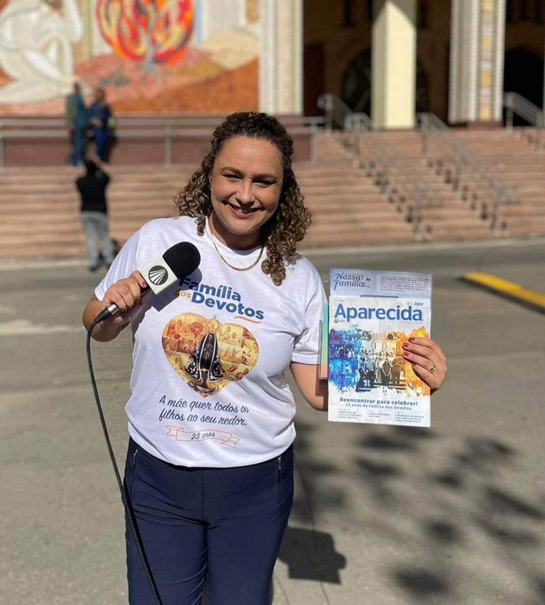 Bianca Láua com a Revista de Aparecida, uma publicação mensal dirigida aos devotos.