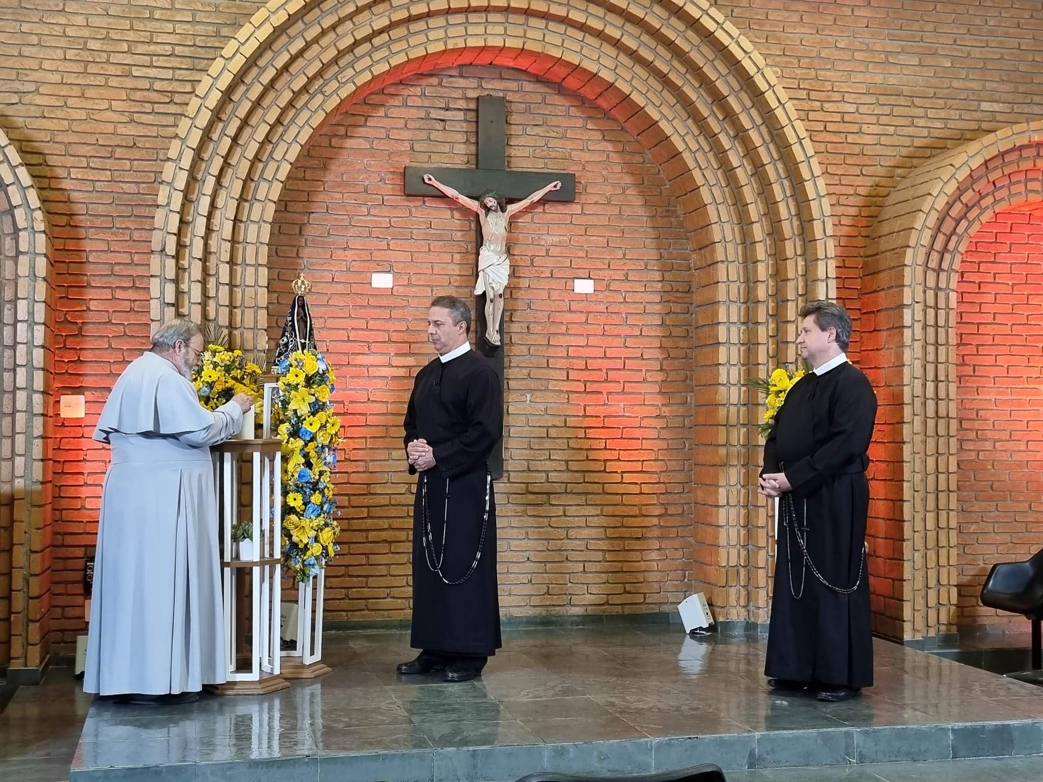 Pe. Antonio Maria recebe os Missionários Redentoristas, padres Camilo Júnior e Eduardo Catalfo para rezar o terço.