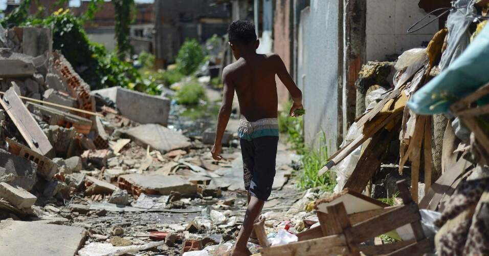menino favela desigualdade social