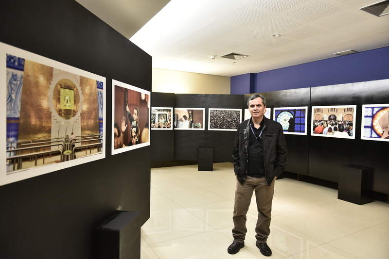 Exposi&ccedil;&atilde;o fotogr&aacute;fica no Hotel Rainha do Brasil retrata olhar de f&eacute;