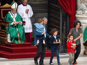 Papa Francisco escreve carta &agrave;s fam&iacute;lias pedindo ora&ccedil;&otilde;es pelo S&iacute;nodo
