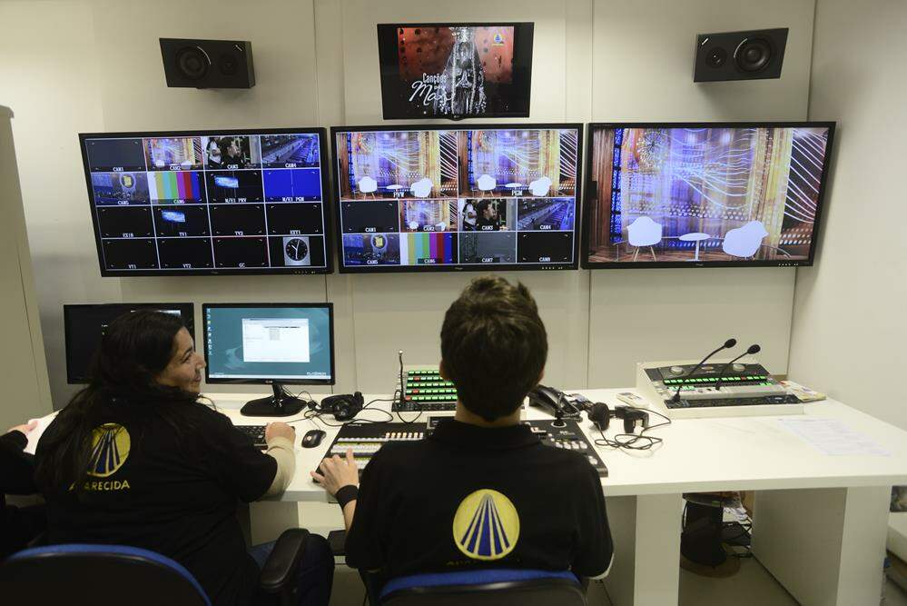 2014 - Adquirimos os Equipamentos para transmissão em HD e digitalizamos o maior estúdio da TV Aparecida, o Santuário Nacional. 2014 - Adquirimos os Equipamentos para transmissão em HD e digitalizamos o maior estúdio da TV Aparecida, o Santuário Nacional.