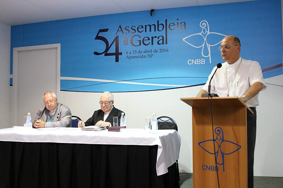 Conjuntura pol&iacute;tica e trag&eacute;dia em Mariana (MG) s&atilde;o assuntos comentados na AG CNBB