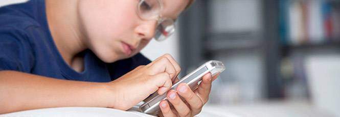 criança no celular criança no celular