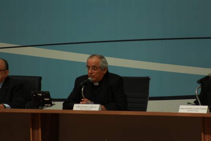 Dom Giovanni D&acute;Aniello fala aos bispos na Abertura Solene da 52&ordf; AG da CNBB (foto: Diego Simari)