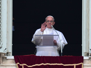 Papa Francisco reza por desaparecidos em avi&atilde;o na Mal&aacute;sia