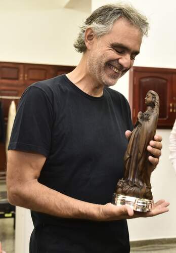 Andrea Bocelli é recepcionado no Santuário Nacional e recebe imagem de Aparecida (Foto Thiago Leon) 