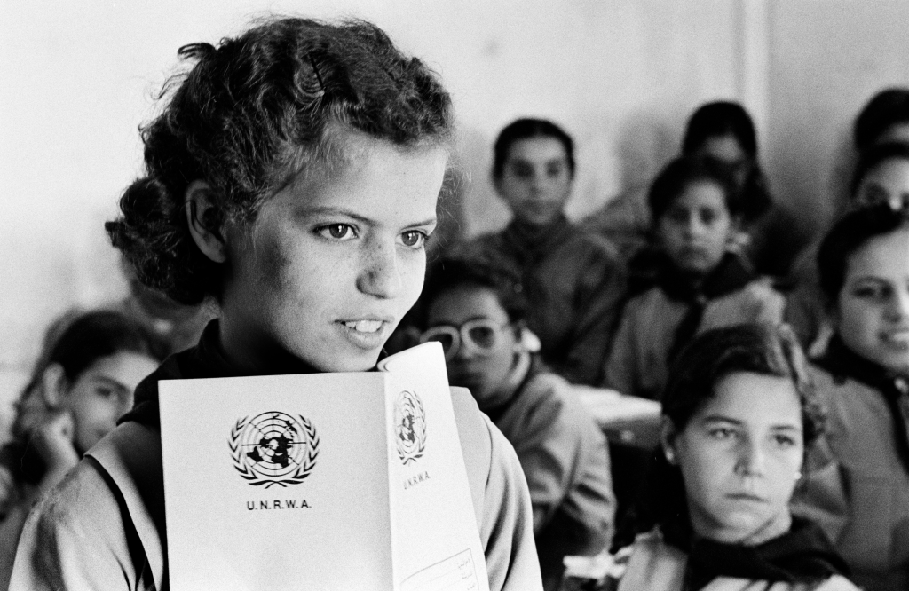escola para meninas estabelecida pela UNRWA no campo de Qabr Essit, em Damasco, Síria. 1983. Munir Nasr / Arquivo UNRWA
