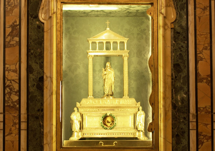 Basílica de Santa Inês da Agonia na Praça Navona em Roma. No detalhe, relicário com o crânio da mártir