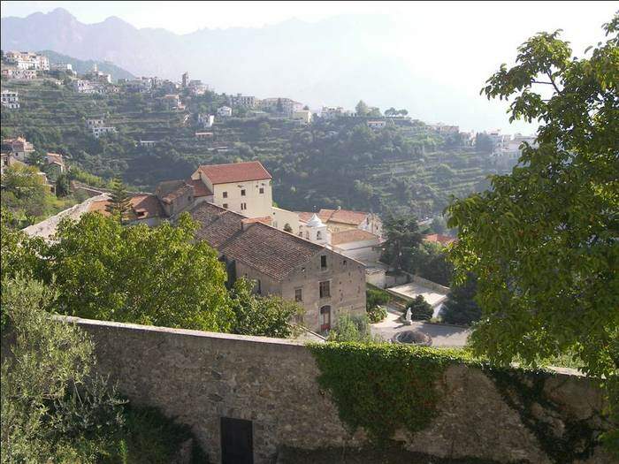 Vista da casa da comunidade religiosa em Scala, na Itália. 