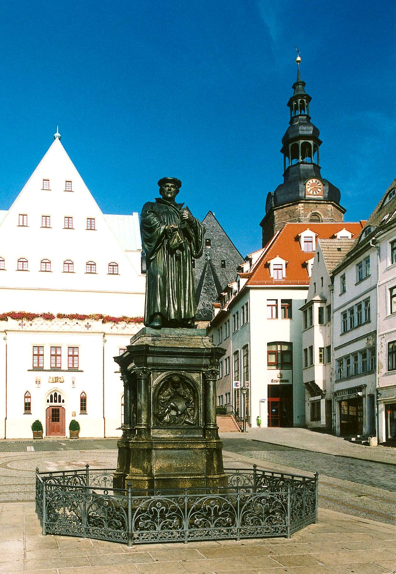 Cidade de Eisleben e estátua de Martinho Lutero