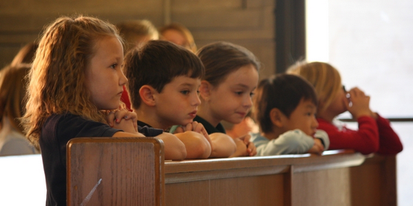 crianças rezando