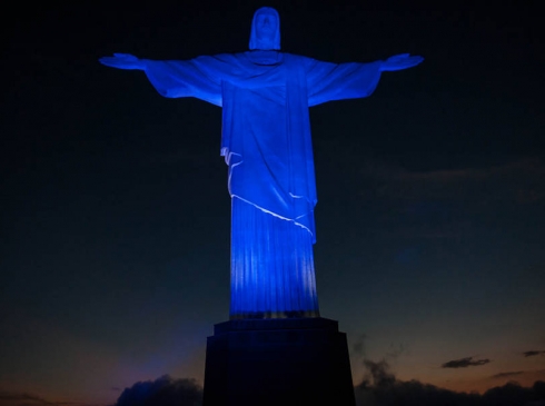 Cristo Redentor iluminado de azul - Foto: Arquidiocese do Rio de Janeiro Cristo Redentor iluminado de azul - Foto: Arquidiocese do Rio de Janeiro
