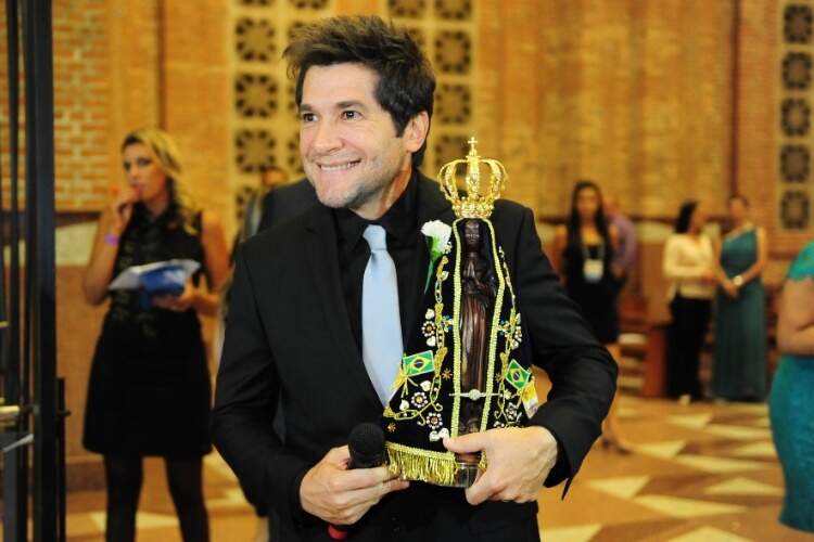 Cantor Daniel leva imagem de Nossa Senhora Aparecida ao amigo Rick em seu casamento_foto: Junior Lago/UOL