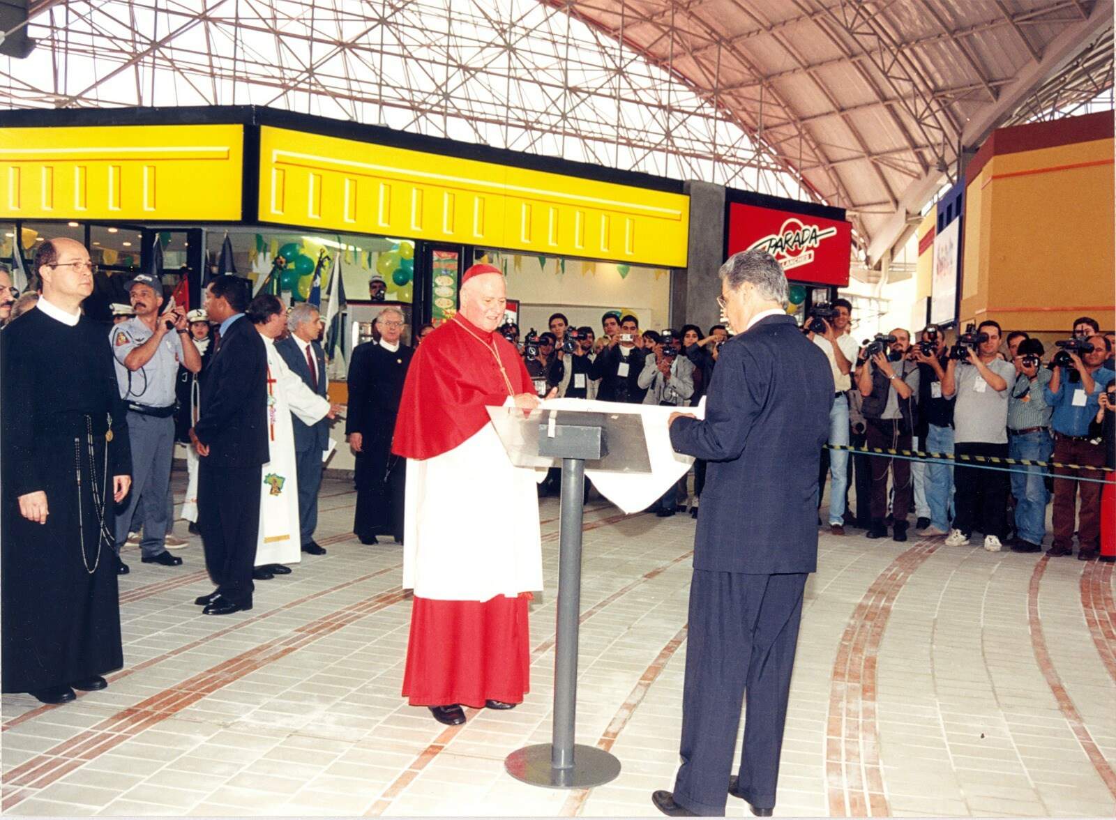 Dom Aloísio Lorscheider com o então presidente da República, Fernando Henrique Cardoso, durante inauguração do Centro de Apoio ao Romeiro