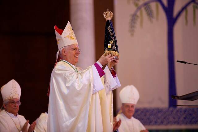 Dom Orlando Brandes recebe o Pálio dos Arcebispos em Roma