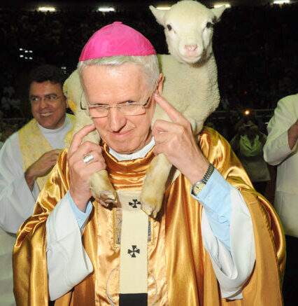 Dom Orlando Brandes com ovelha nos ombros (reprodução Folha Católica)