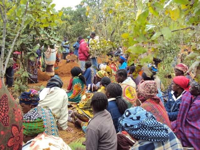 Ritual fúnebre dos povos de Furacungo em Moçambique. Ritual fúnebre dos povos de Furacungo em Moçambique.