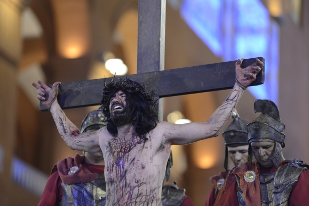 Encenação via-sacra - Thiago Leon Encenação via-sacra - Thiago Leon