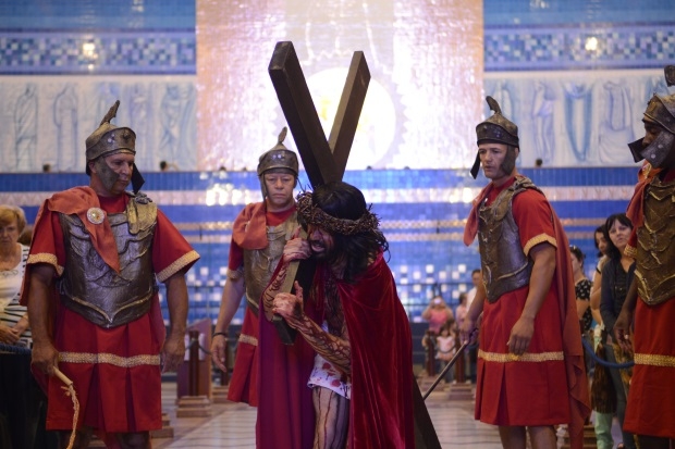 Encenação via-sacra - Thiago Leon Encenação via-sacra - Thiago Leon