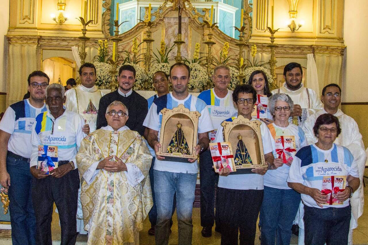 Representantes do Clube com os padres na Matriz de Bom Sucesso_foto: : Lázaro Oliveira Representantes do Clube com os padres na Matriz de Bom Sucesso_foto: : Lázaro Oliveira
