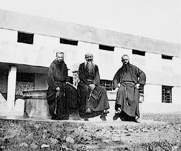 Frei Alberto com dois religiosos junto à construção do Hospital São Francisco em Grajaú