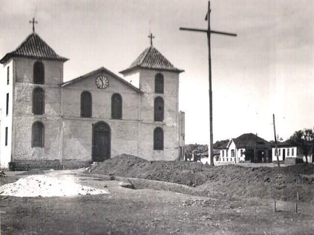 Frente da antiga Igreja Matriz de Campinas em 1952. Na foto, nota-se as obras para a construção da nova igreja.