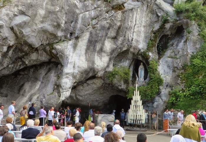 Gruta de Nossa Senhora de Lourdes na França