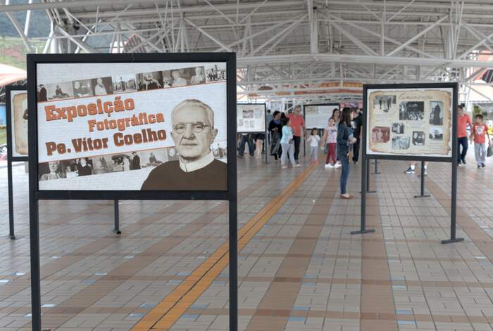 Exposição Padre Vítor Coelho na marquise do Centro de Apoio ao Romeiro. 