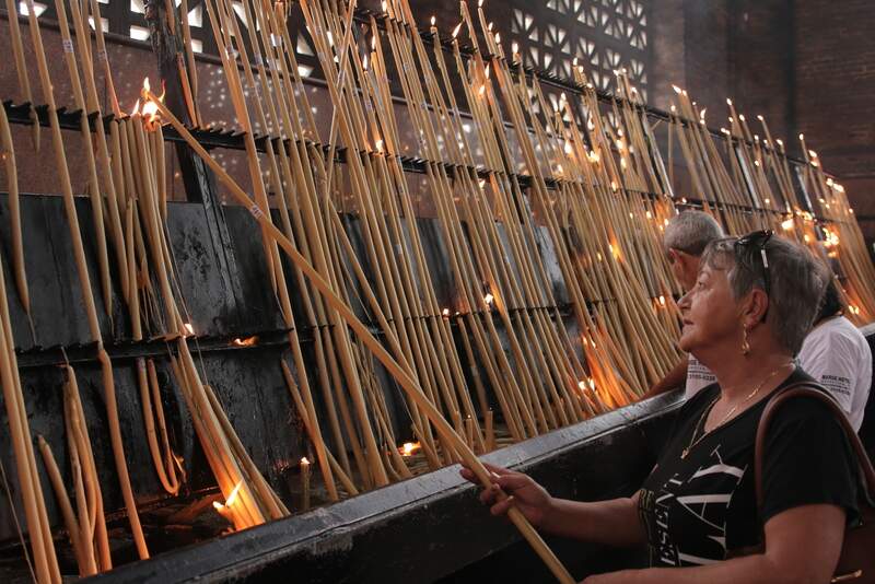 Estela acende vela em aparecida para pagar promessa Estela acende vela em aparecida para pagar promessa