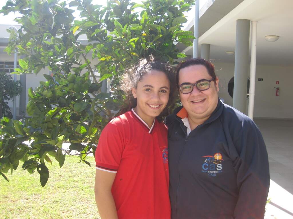 Gisela e Fernanda, beneficiária e monitora da oficia de matemática lúdica do Obra Social Redentorista_foto: CAS São Geraldo