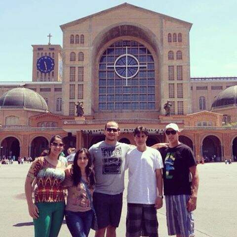 Lutador Junior Cigano com a família no Santuário Nacional de Aparecida_foto: arquivo pessoal
