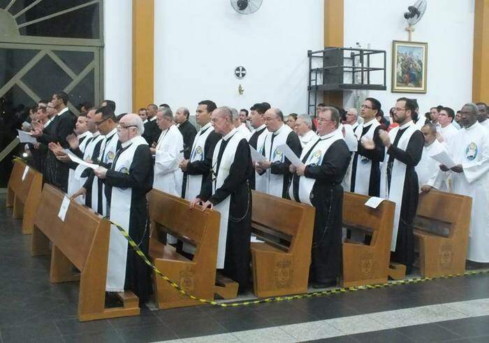 Missionários de todo o Brasil reunidos em missão para anunciar o Redentor