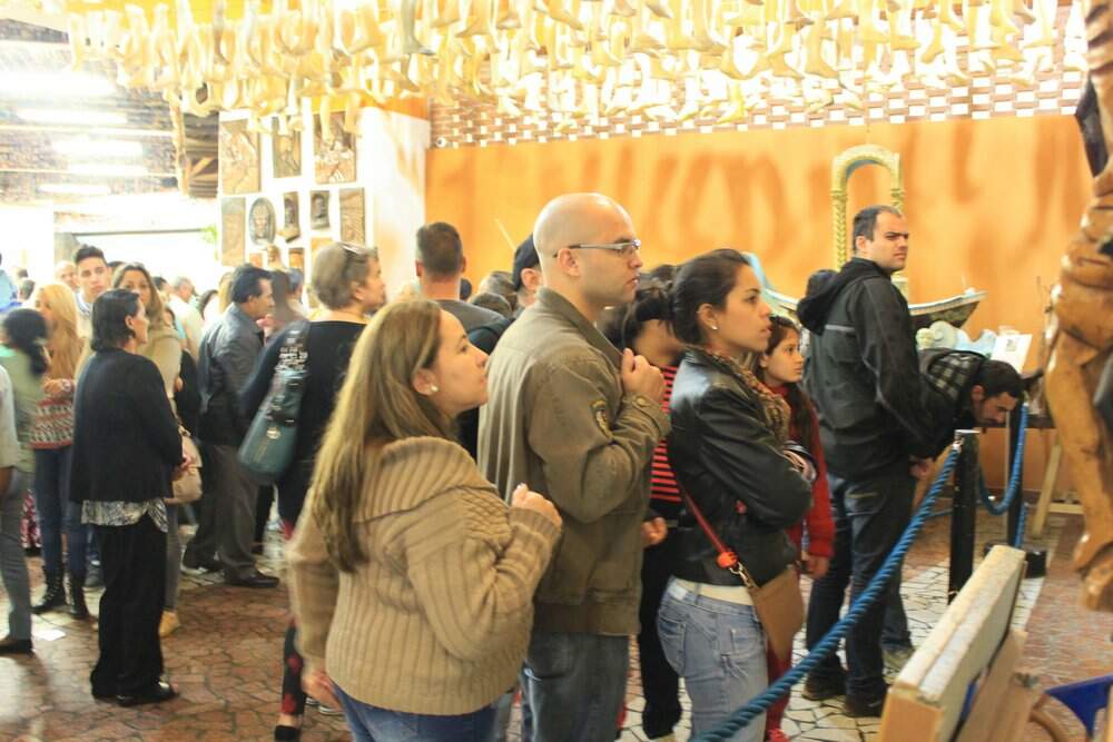 Devotos visitam sala das promessas no Santuário Nacional (foto: Valquiria Vieira)