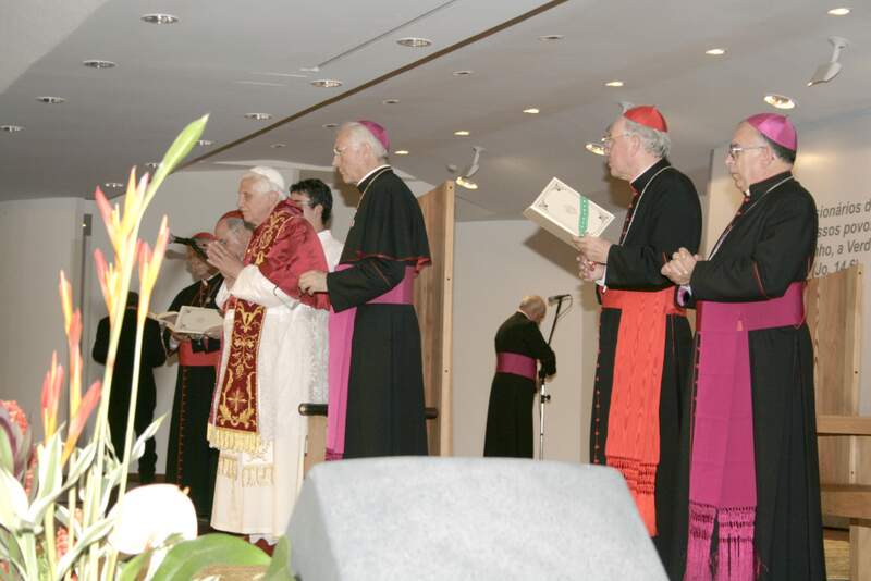 Na cerimônia de abertura da 5ª Conferência do CELAM em maio de 2007, com o Papa Bento XVI (Foto Arquidiocese de Aparecida)