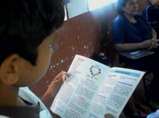 Menino reza em sua escola na Arquidiocese de Assunção, no Paraguai. Menino reza em sua escola na Arquidiocese de Assunção, no Paraguai.
