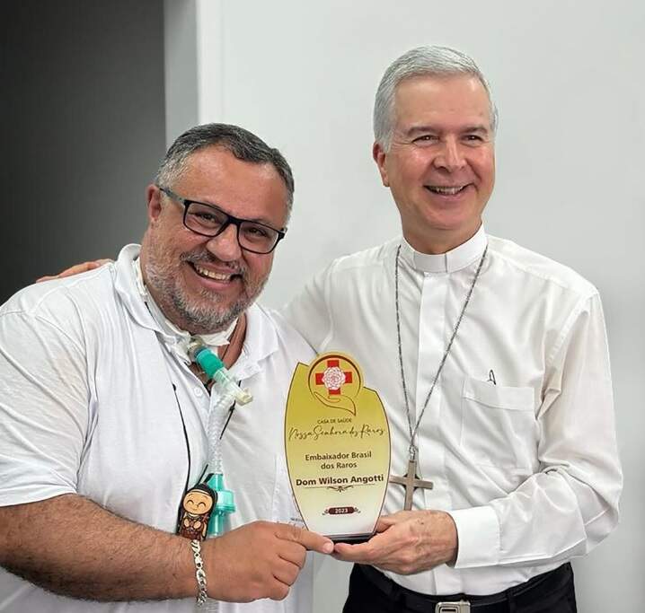 Instagram @padremarlonmucio