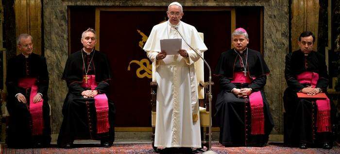 Papa discura para membros da Cúria Romana