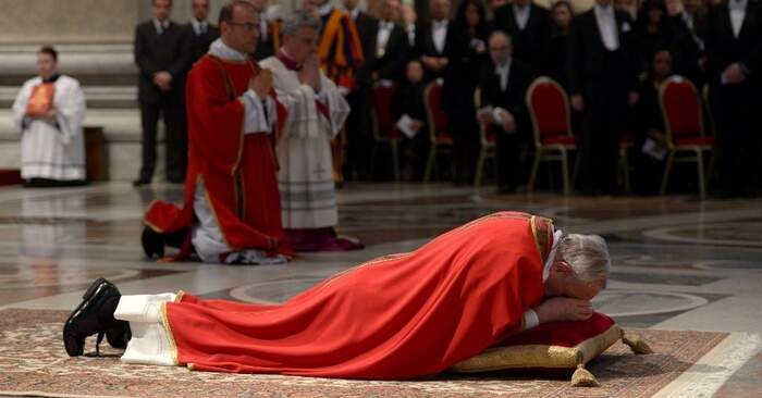 Papa prosta-se durante celebração na Sexta-Feira Santa no Vaticano Papa prosta-se durante celebração na Sexta-Feira Santa no Vaticano