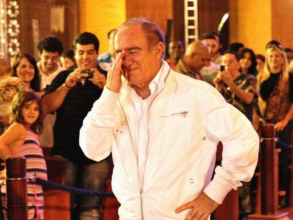 Renato Aragão foi homenageado no Santuário Nacional após caminhar de São Paulo a Aparecida em agradecimento a Nossa Senhora Aparecida pelas conquistas