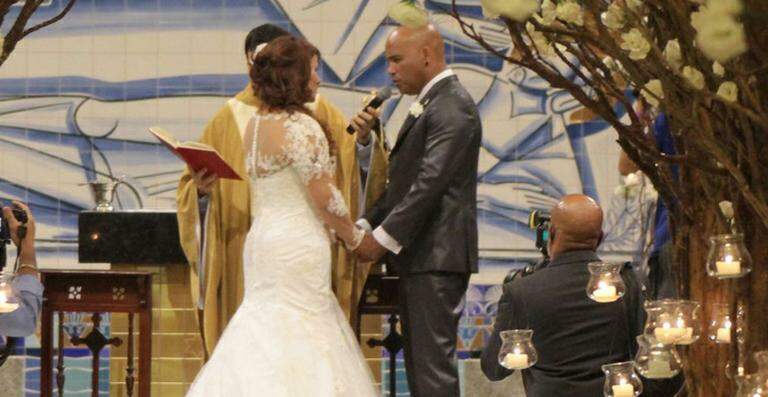 Após 30 anos com a esposa Geralda, o cantor Rick Sollo realizou um sonho do casal e celebraram o casamento no Santuário de Aparecida_foto: reprodução 