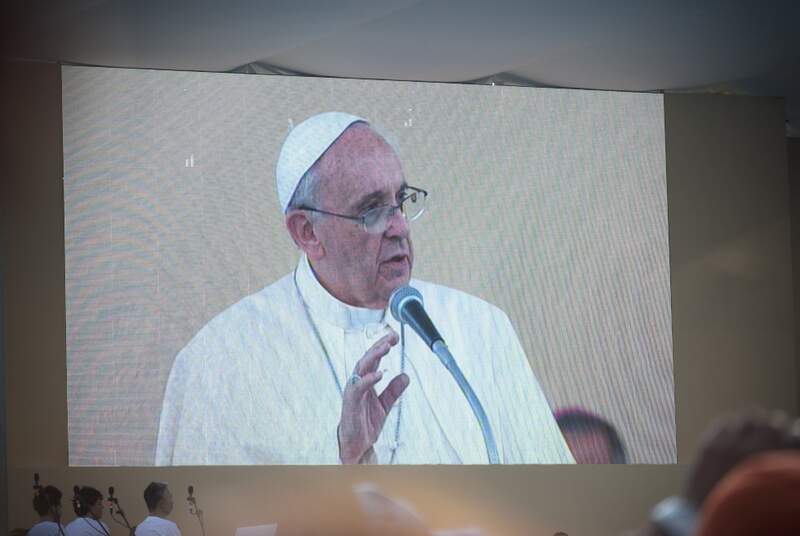 Papa Francisco vídeo telão transmissão_foto: shutterstock