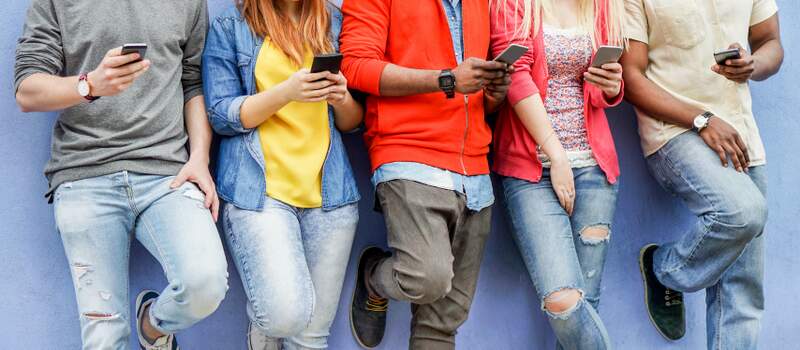 Jovens usando celular - Foto: shutterstock