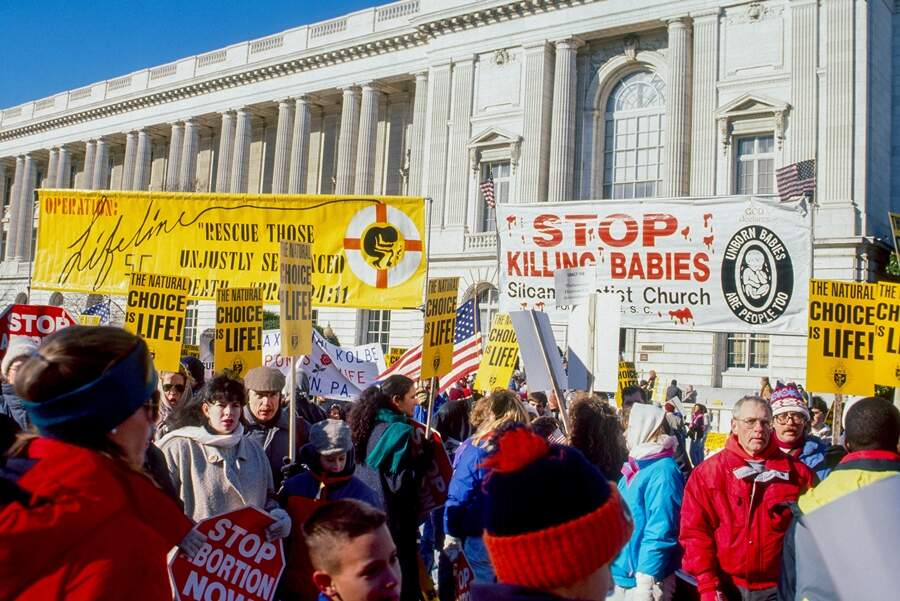 Manifestações de militantes pró-vida na Suprema Corte dos EUA – Foto: shutterstock Manifestações de militantes pró-vida na Suprema Corte dos EUA – Foto: shutterstock