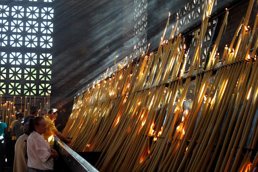 No Santuário de Aparecida, a Capela das Velas é um dos pontos de peregrinação dos devotos – Foto: Polyana Gonzaga/A12.com