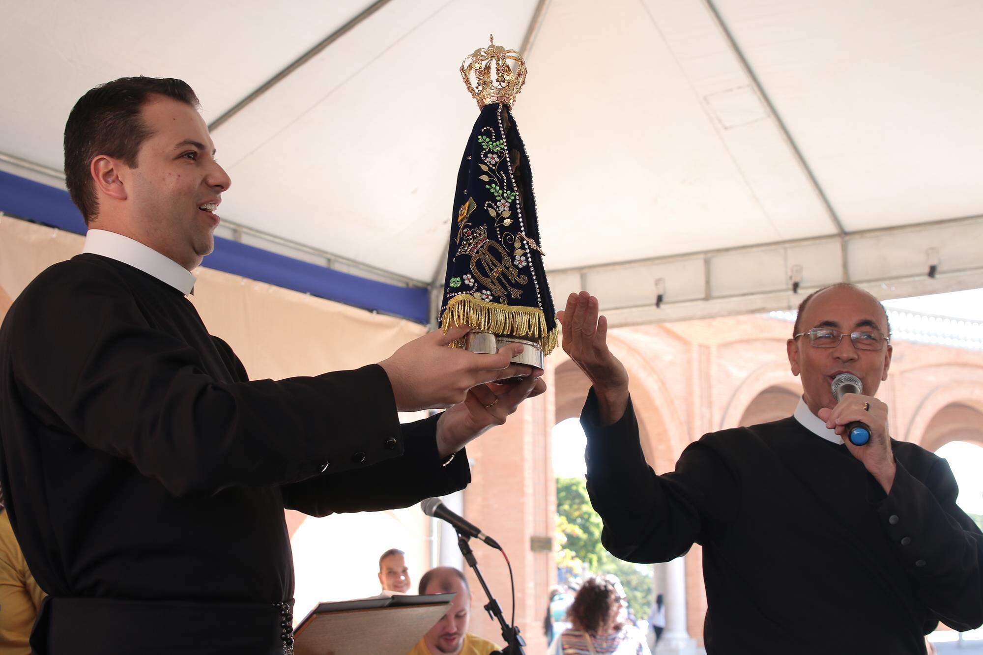 Tenda celebra a alegria de ser devoto 