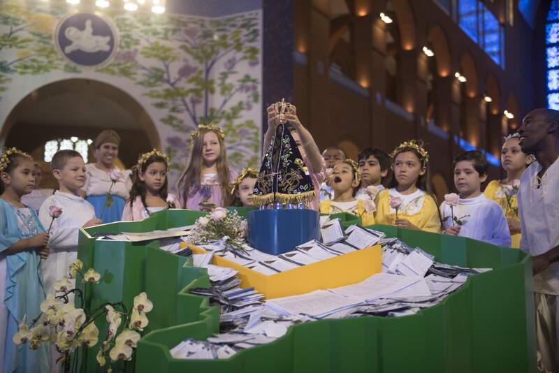Cerimônia da coroação de Nossa Senhora Aparecida do mês de maio lembra abolição da escravidão no Brasil_foto: Thiago Leon